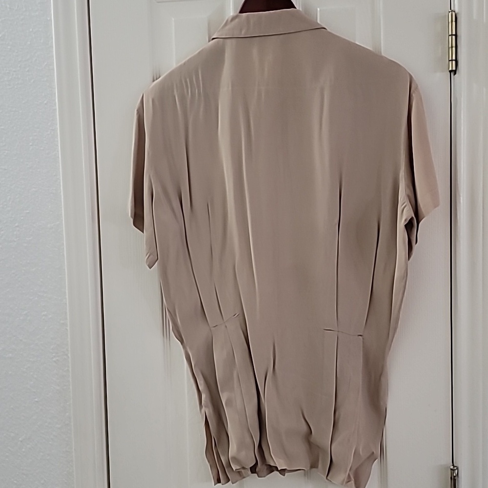 Vintage Ladies Beige Short Sleeve Button-Up Shirt With Crest Like Logo Sz Small - Picture 6 of 6